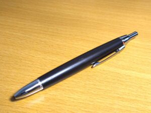 【3色ペン】少しだけ良いペンを持てば少しだけ丁寧な暮らしができるかもしれない