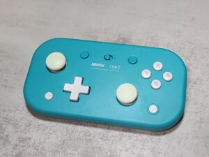 アナログスティック搭載で最小で最高の相棒となった8BitDo Lite 2